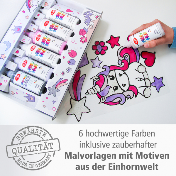 Eine Hand malt ein Einhorn-Motiv mit der Fenstermalfarbe Altrosa aus. Daneben liegt die geöffnete Box mit 6 hochwertigen Farben. Text im Bild: "Bewährte Qualität – Made in Germany. 6 hochwertige Farben inklusive zauberhafter Malvorlagen mit Motiven aus de