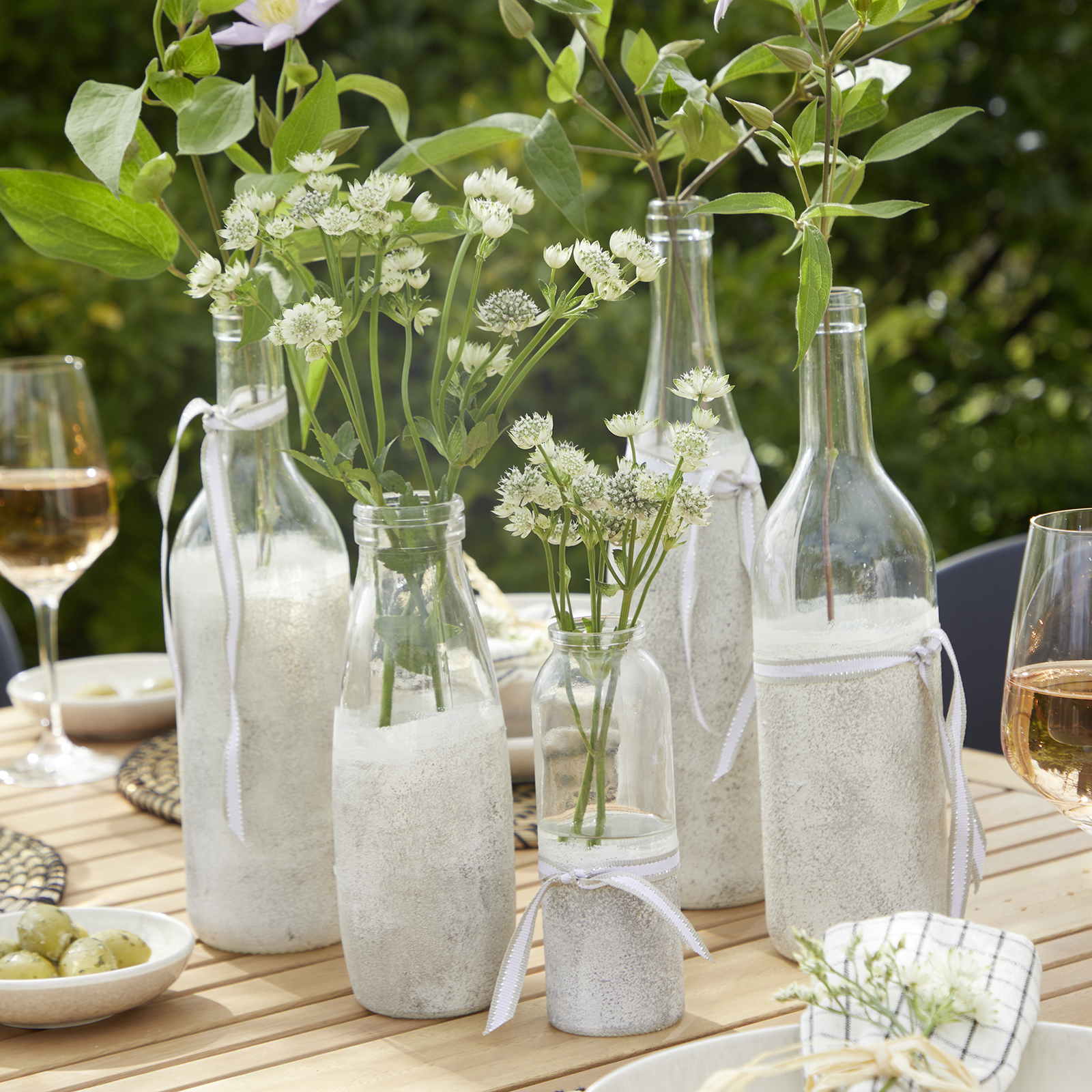 Sommerliche Tischdeko aus Glasflaschen | Viva Decor Online Shop - Farben direkt vom Hersteller