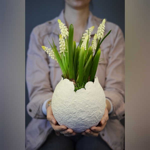 Blumen-Deko-Übertopf aus Pappmaché