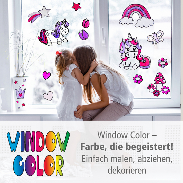 Zwei glückliche Kinder auf der Fensterbank umarmen sich vor einer Fensterscheibe voller bunter Window Color Motive wie Einhörner, Regenbogen und Herzen. Text im Bild: "Window Color – Farbe, die begeistert! Einfach malen, abziehen, dekorieren".
